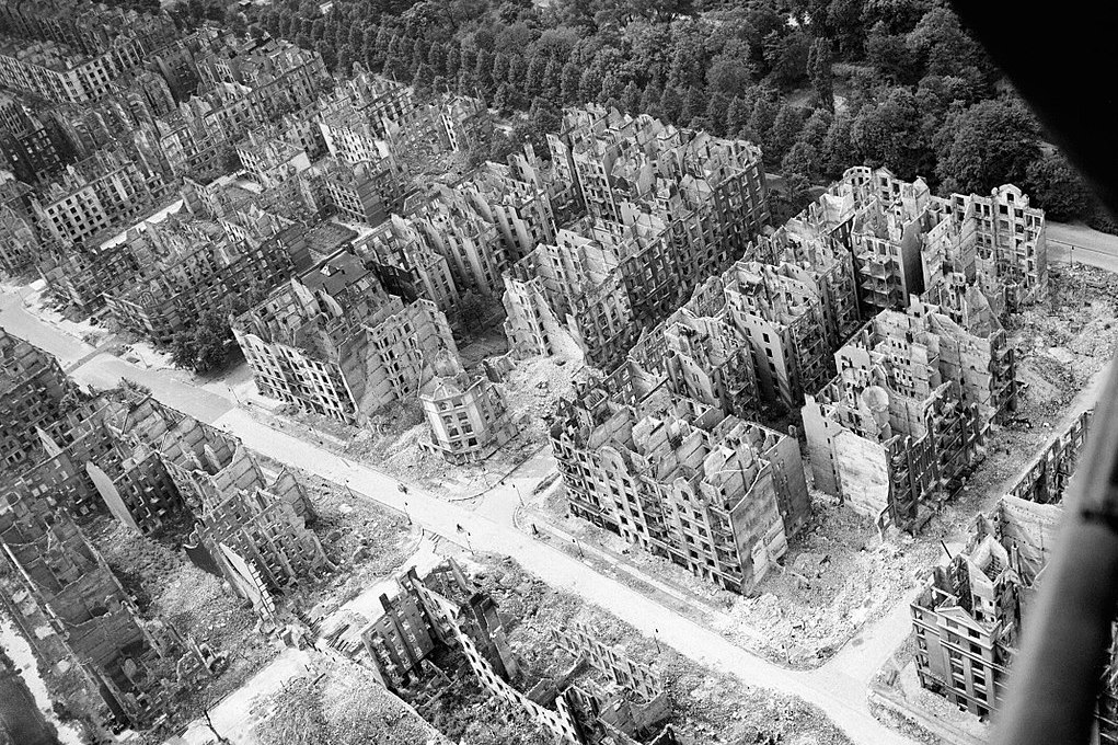 Ausgebrannte Häuserzeilen in Hamburg, 1944/1945