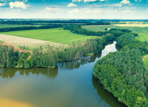 Bach fließt in einen trüben See