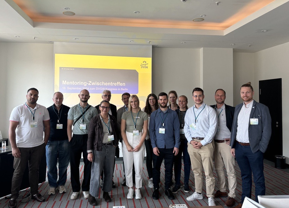 Gruppenbild von den Mentees und Mentor:innen im Konferenzraum vor der Präsentation