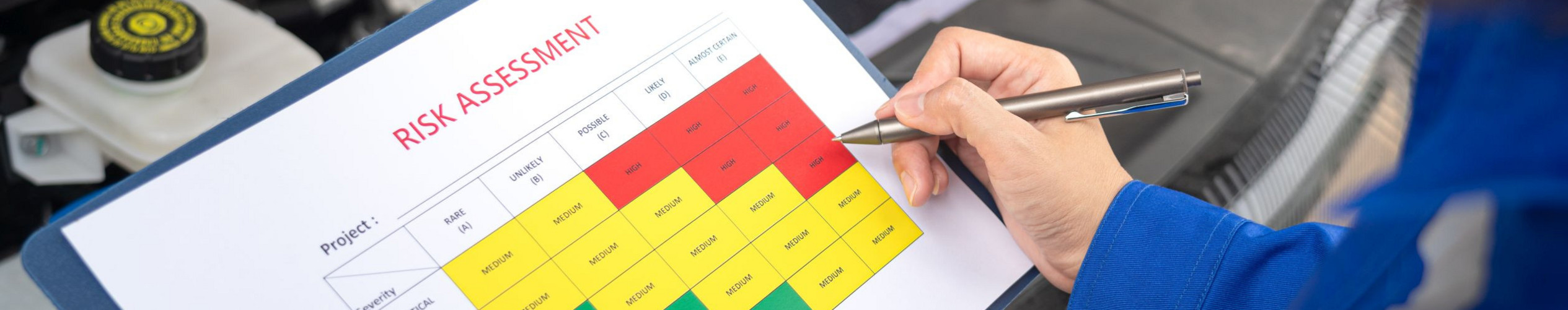 Klemmbrett mit Risk-Assessment-Tabelle