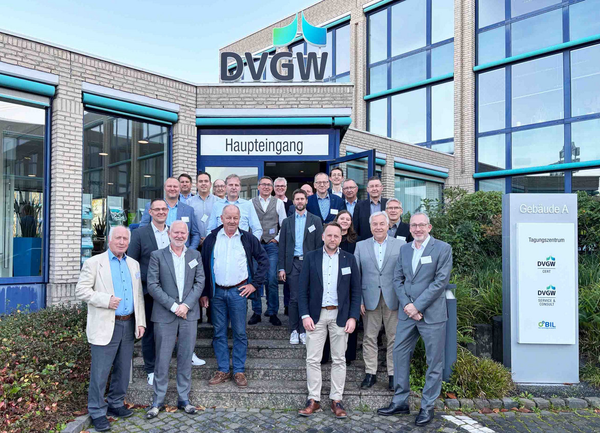 Gruppenfoto vor dem Eingang des DVGW-Gebäudes