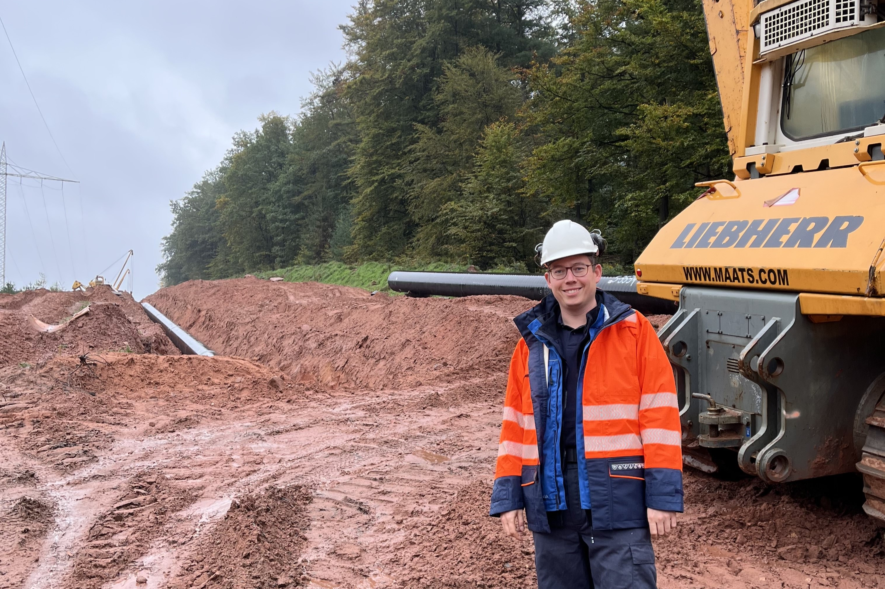 Mann steht auf einer Baustelle