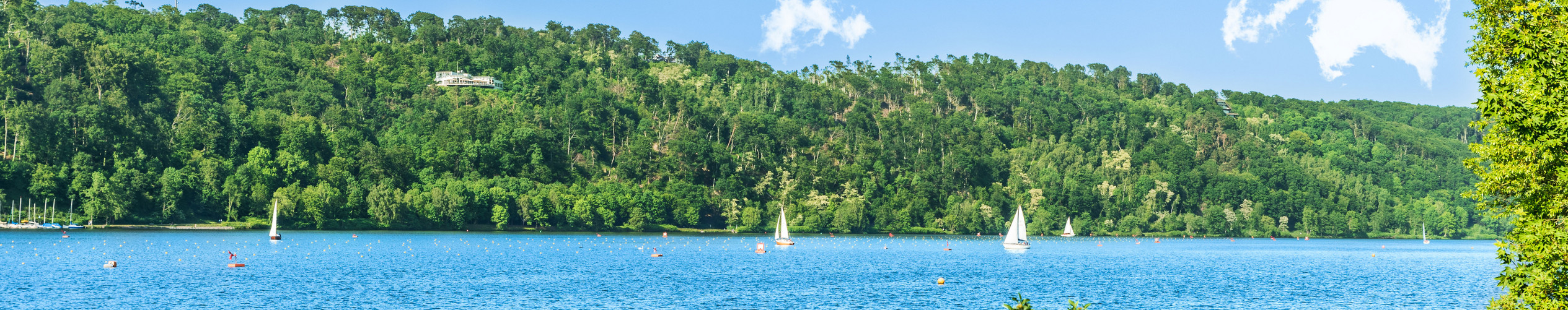 Freizeitsport Segeln auf einem See