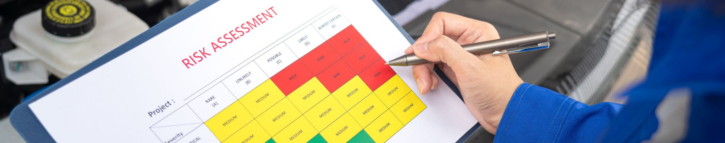 Klemmbrett mit Risk-Assessment-Tabelle